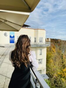 Chiara Abenteuer von hinten; sie schaut auf den Blauen Saal