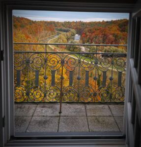 Ein Blick aus dem Blauen Saal ins Isartal