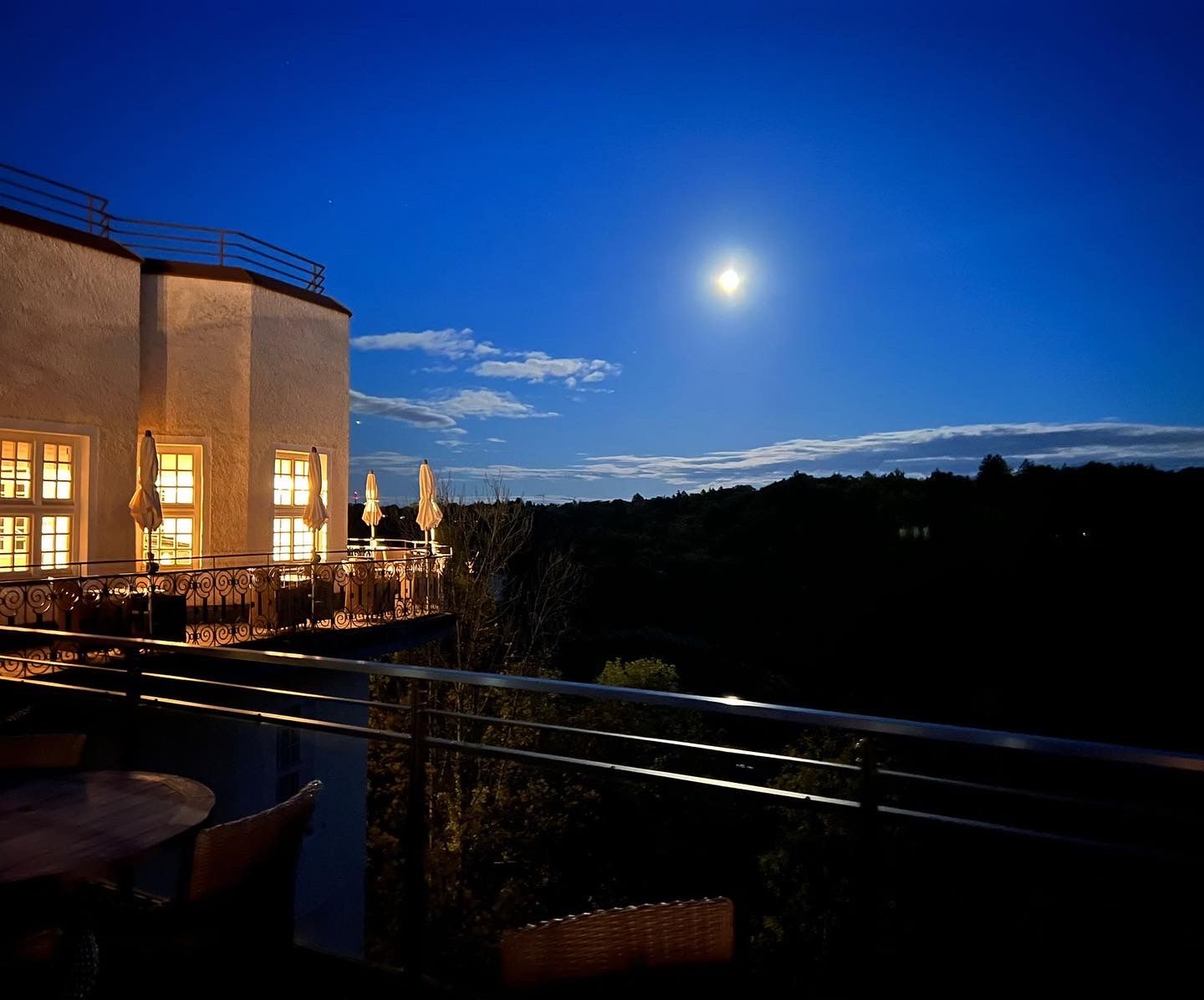 Ein Blick auf den Blauen Saal in der Nacht