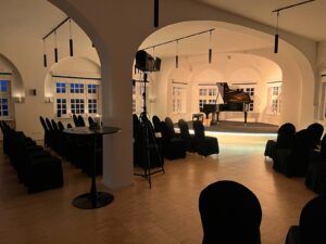 Die beleuchtete Bühne des Blauen Saals am Abend