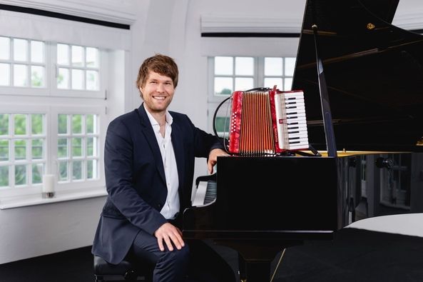 Andreas Begert, Komponist und Pianist, am Flügel sitzend